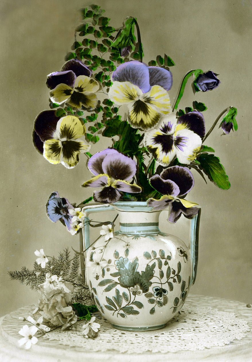 Vase mit Stiefmütterchen, ca. 1898 von French School