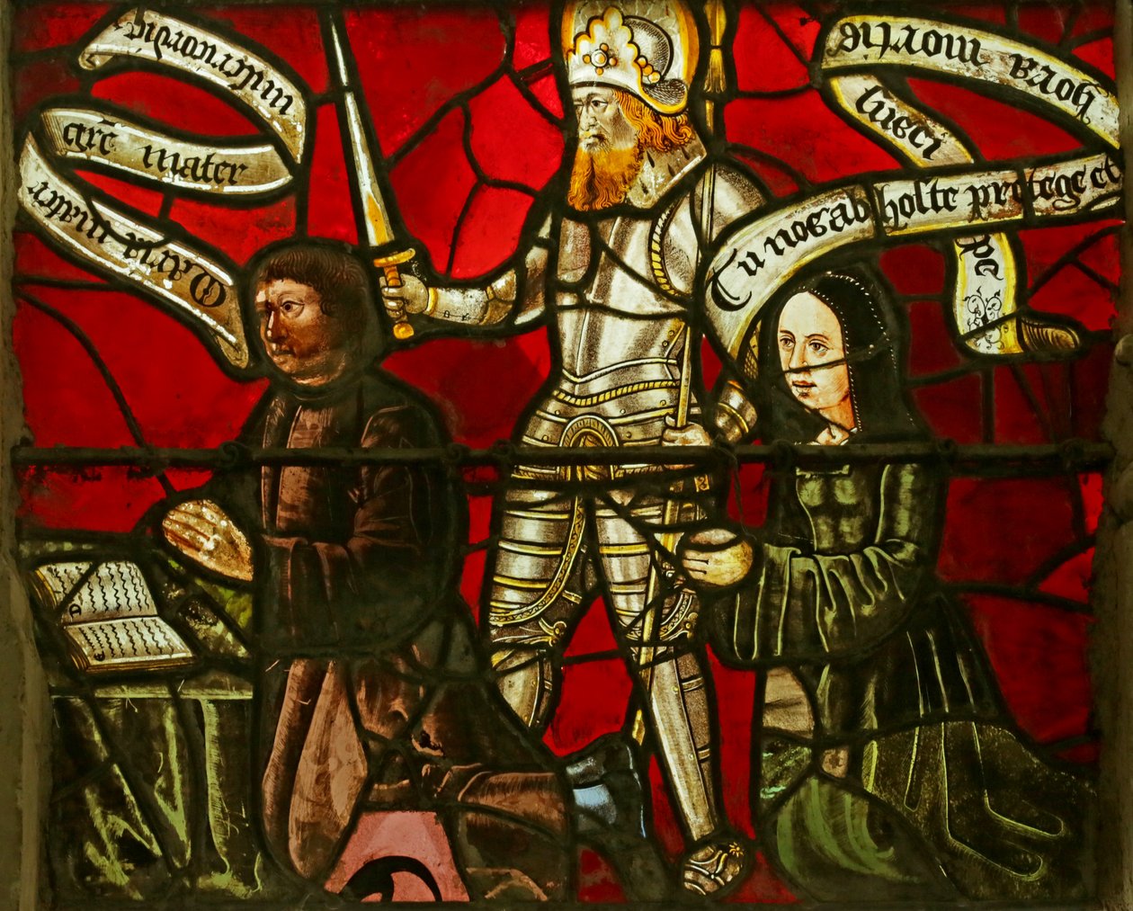 Fenster, das zwei erneuerte Tafeln mit Stiftern und den Heiligen Jakobus und Georg zeigt von French School