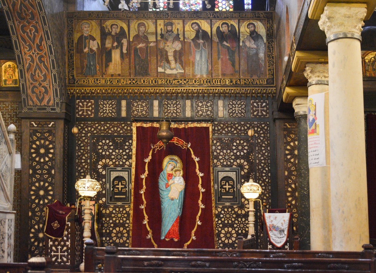 Innenraum der Hängenden Kirche in Alt-Kairo, historische koptisch-orthodoxe Kirche mit Ikonen und hölzerner Ikonostase von Albert Mansour
