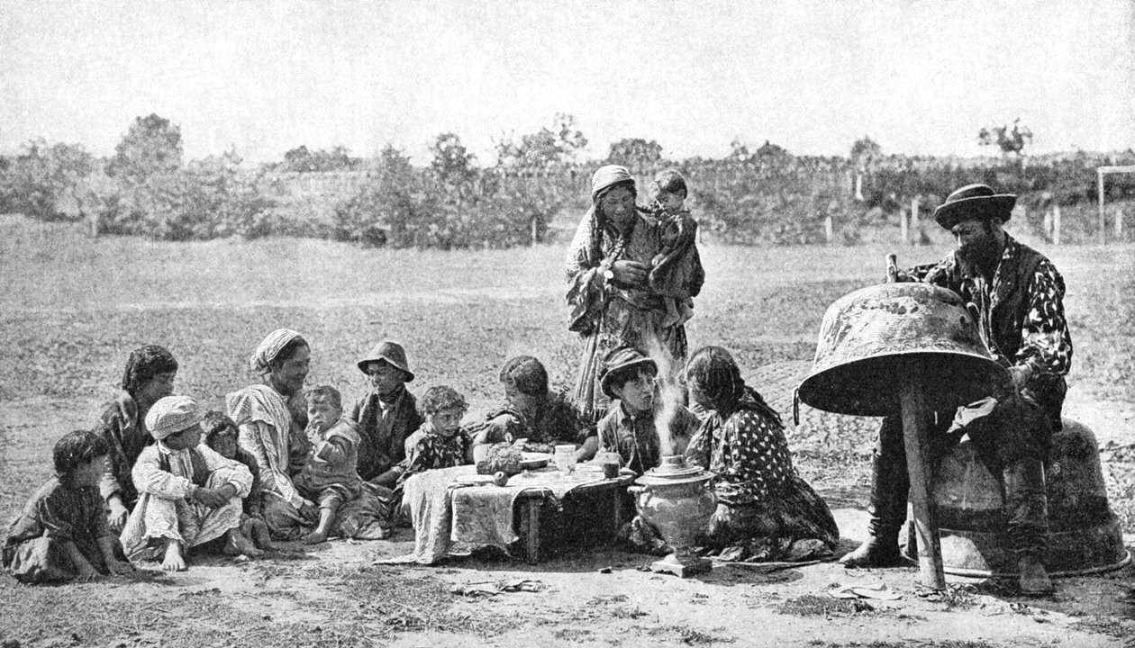 Zigeuner reparieren einen Familienkessel, Ungarn, 1922 von A. W. Cutler