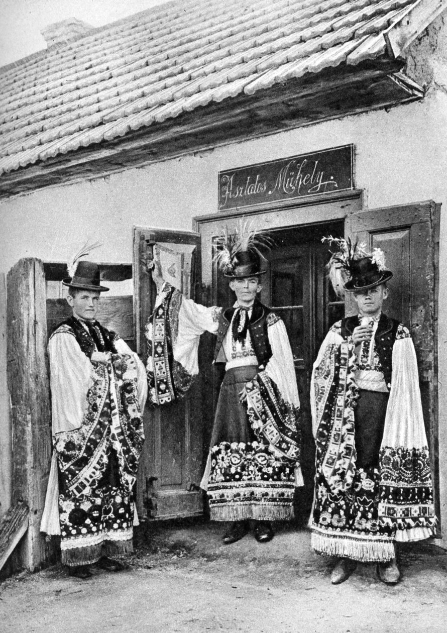 Junge Priester in Kostümen im ländlichen Ungarn, 1926 von A. W. Cutler