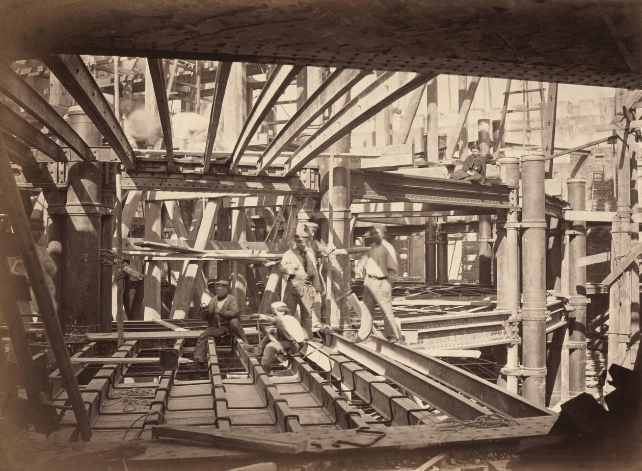 Arbeiter auf Trägern des Auditoriums, Neue Pariser Oper, ca. 1867 von Achille Delmaet