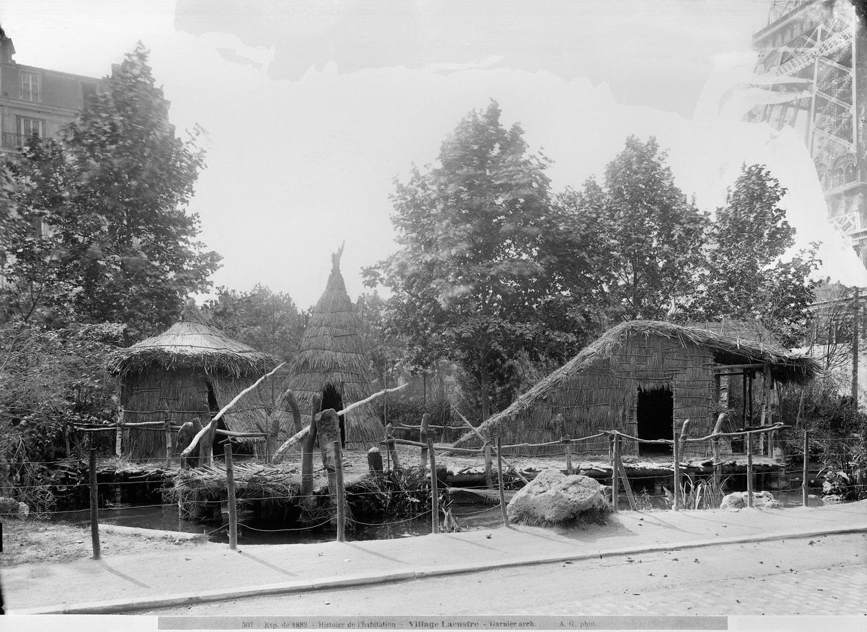 Dorf am See auf der Weltausstellung von 1889 in Paris, Architekt Charles Garnier (1825-98) (s/w Foto) von Adolphe Giraudon