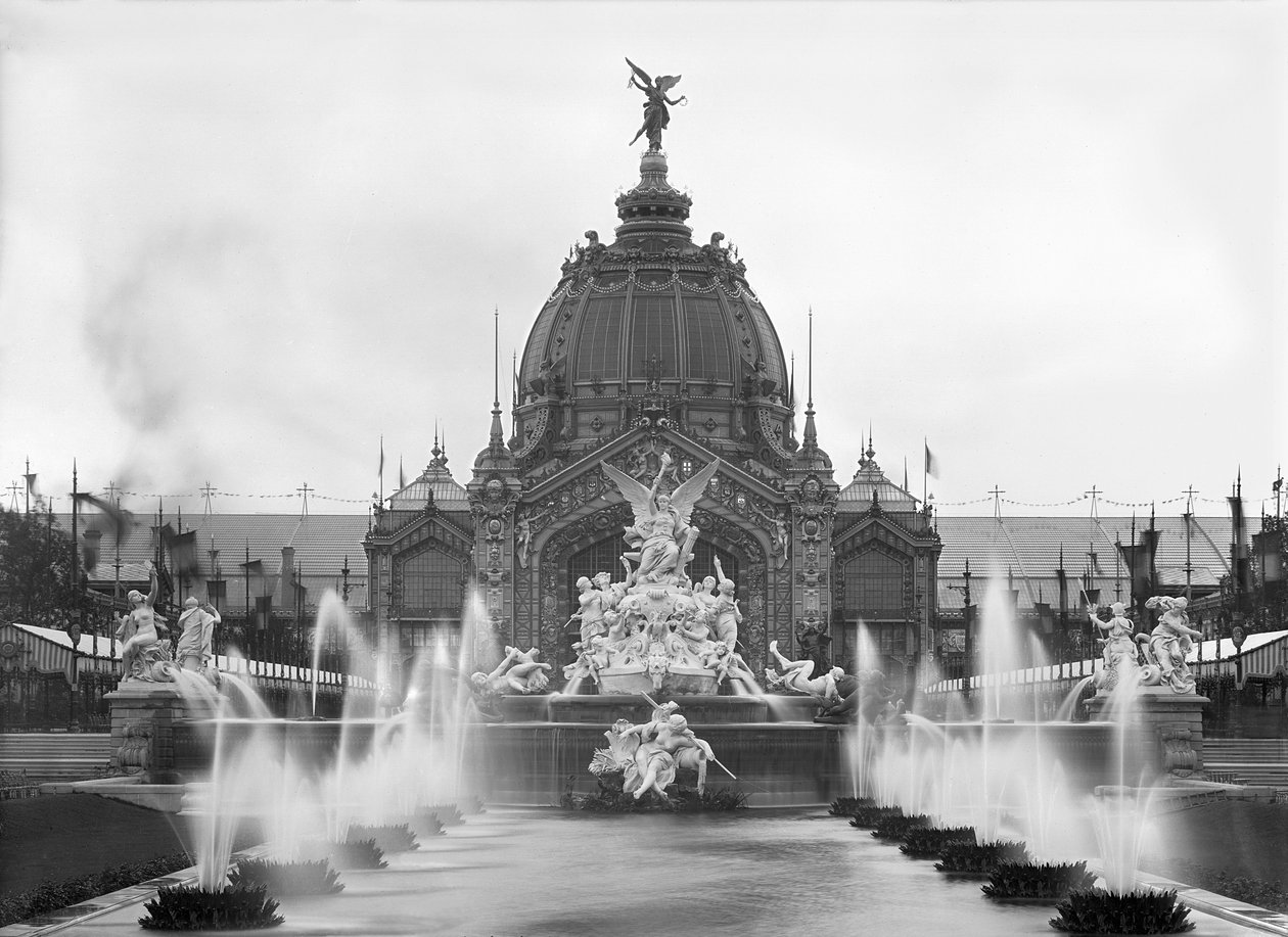 Ansicht der Zentralen Kuppel und des Brunnens Coutan, Weltausstellung, Paris, 1889 von Adolphe Giraudon