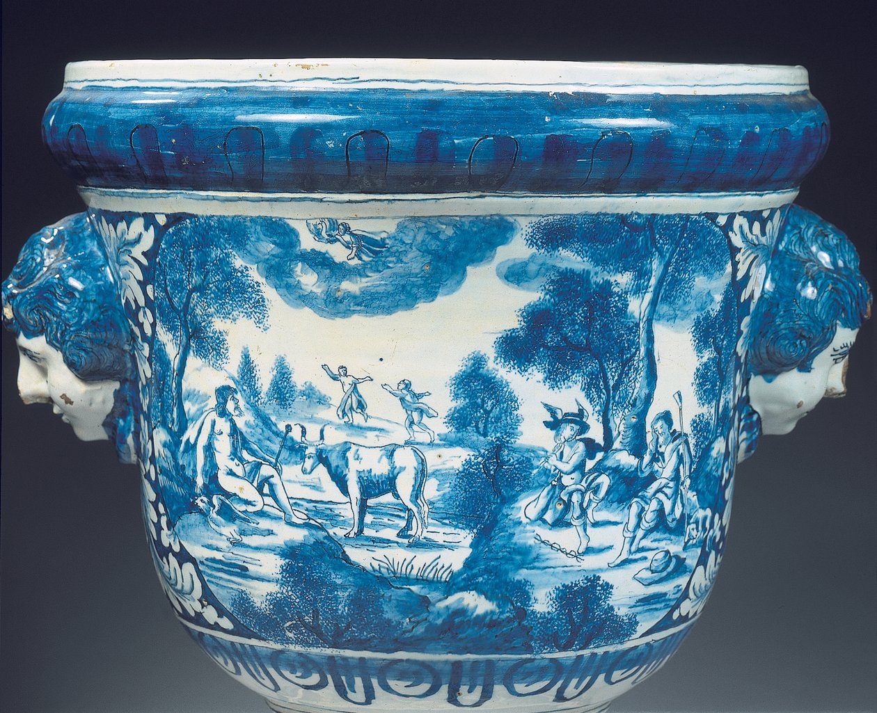 Rückseitendetail der großen Delfter blau-weißen mythologischen Gartenurne im Barockstil, ca. 1700 von Adriaen (fl.1868 d.1701) (attr.to) Kocks