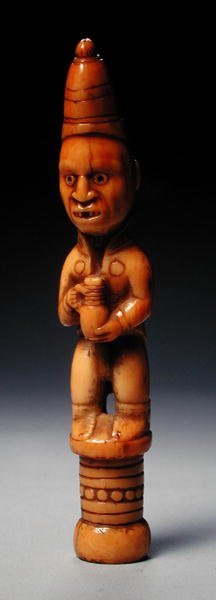 Figur in europäischer Kleidung mit einem deutschen Steinzeugkrug, Kongo, frühes 19. Jahrhundert von African