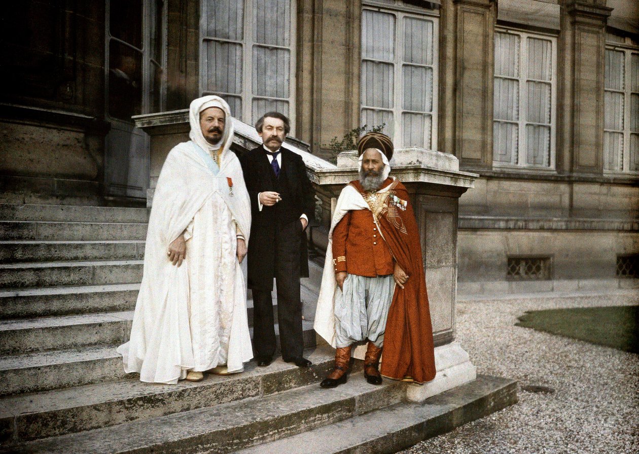 Verhandlungen über die Unabhängigkeit der Kolonien: zwei Führer der muslimischen Delegation und Aristide Briand, Präsident und Außenminister, vor dem Außenministerium von Albert Samama Chikli