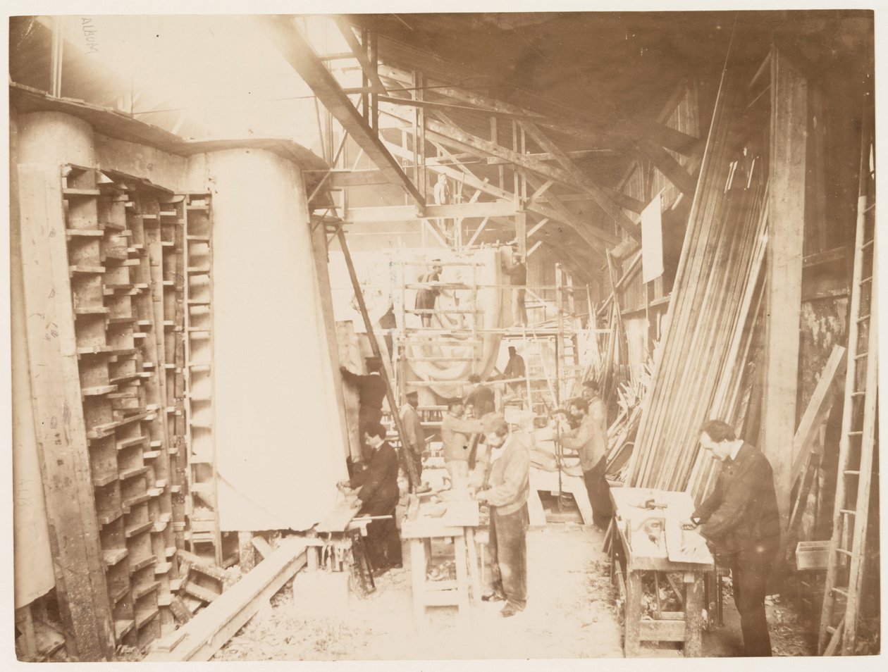 Männer bei der Arbeit während des Baus der Freiheitsstatue, Paris von Albert Fernique