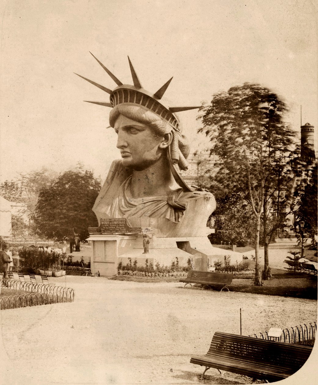 Der Kopf der Freiheitsstatue in Paris ausgestellt, 1883 von Albert Fernique