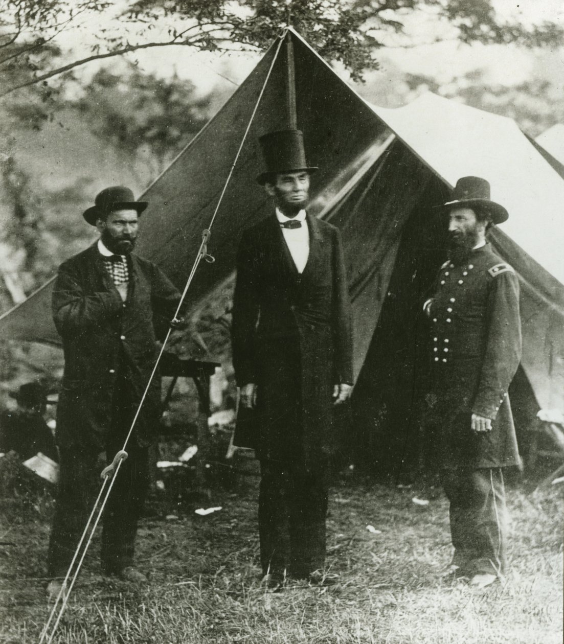 Abraham Lincoln mit Allan Pinkerton und Generalmajor John A. McClernand, 1862 von Alexander Gardner