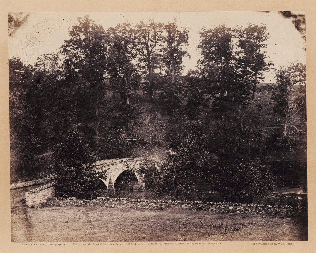 Burnside-Brücke, über den Antietam Creek, Maryland, aus Gardners Skizzenbuch des Bürgerkriegs von Alexander Gardner