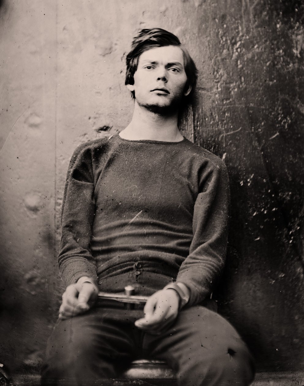 Lewis Powell in Handfesseln an Bord der USS Saugus, 1865 von Alexander Gardner