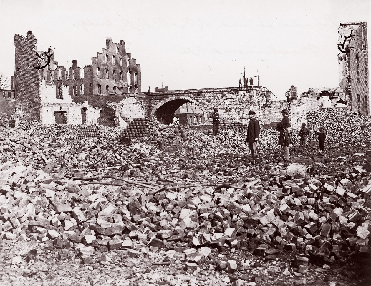 Ruinen am Ende der Richmond und Petersburg Eisenbahnbrücke, Richmond, 1861-65 von Alexander Gardner