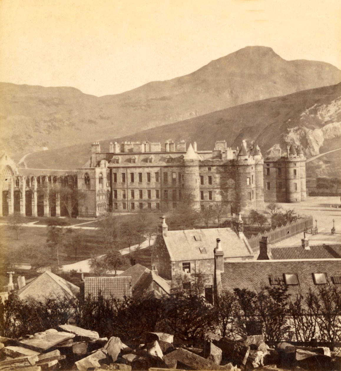 Holyrood Palace, ca. 1912 von Alexander Inglis: Kunstdruck