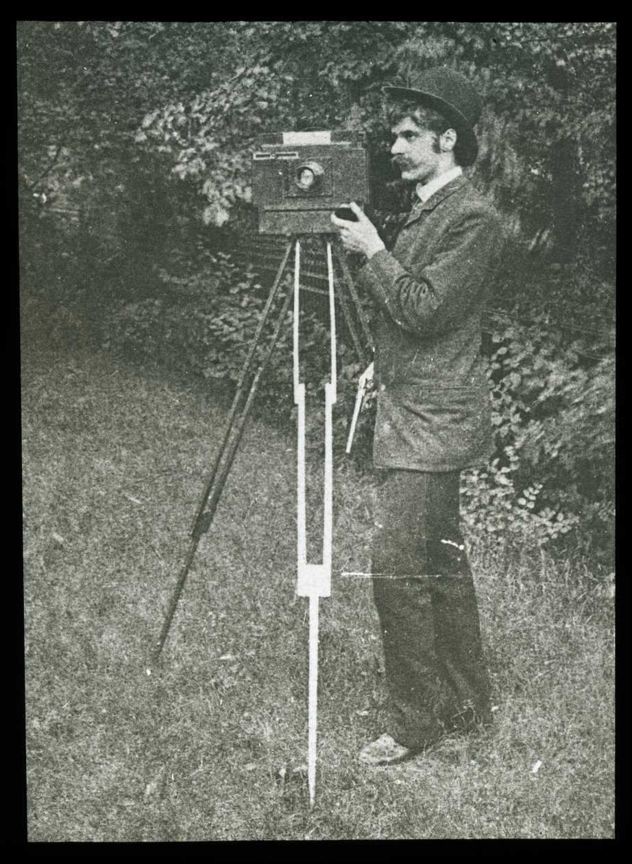 Selbstporträt mit Kamera, Stativ und Pistole von Alfred Stieglitz