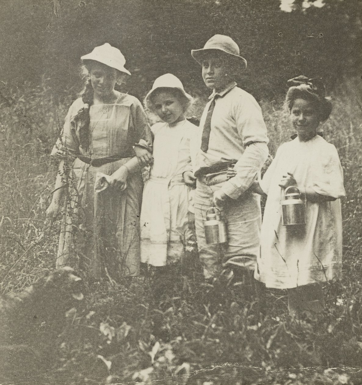 Ohne Titel (Flora, Elizabeth, Howard & Kitty auf einem Feld in Lake George) von Alfred Stieglitz