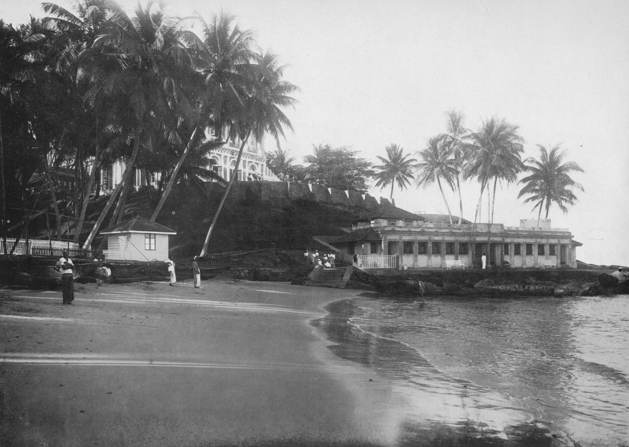 Mount Lavinia Hotel und Badepavillon, ca. 1890, 1910 von Alfred William Amandus Plate