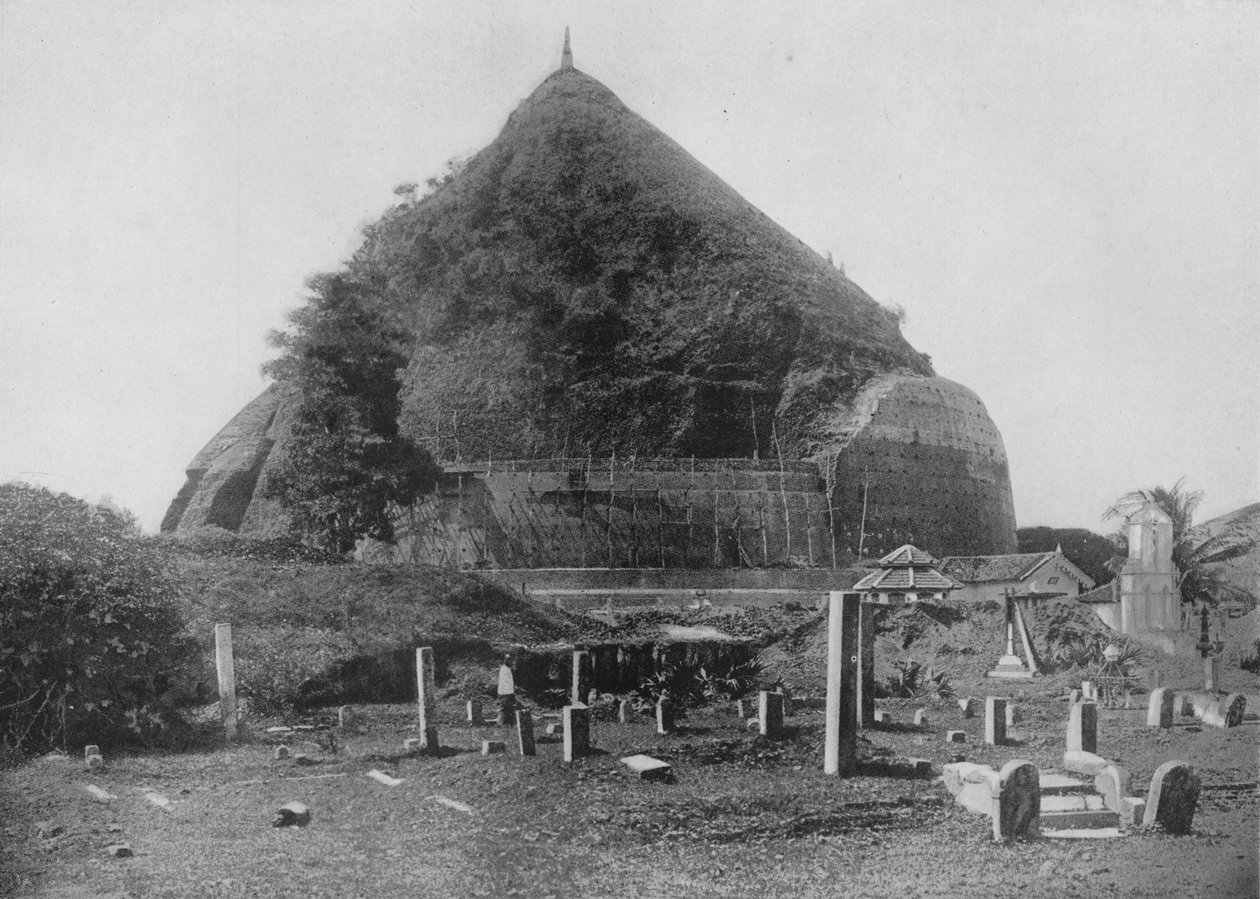 Die Ruinenstädte von Anuradhapura. Ruanwella Dagoba, Elefantenplattform, um 1890, 1910 von Alfred William Amandus Plate