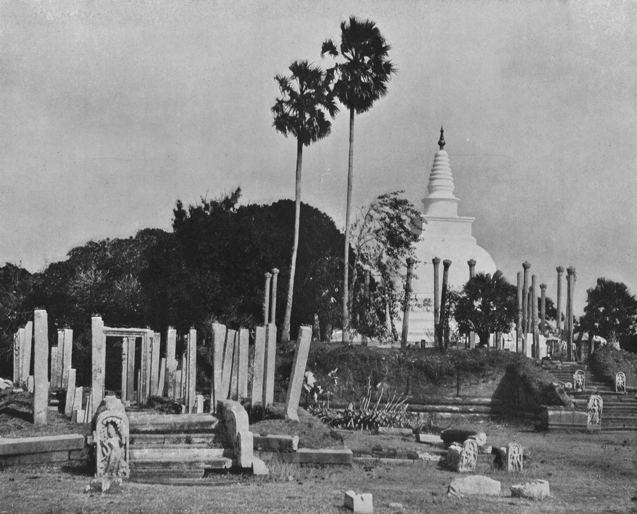 Die Ruinenstädte von Anuradhapura. Thuparama Dagoba, ca. 1890, 1910 von Alfred William Amandus Plate