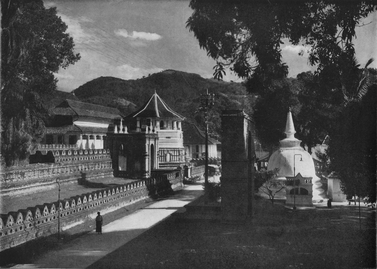 Der Tempel des Heiligen Zahns und Dagoba, Kandy, Ceylon von Alfred William Amandus Plate