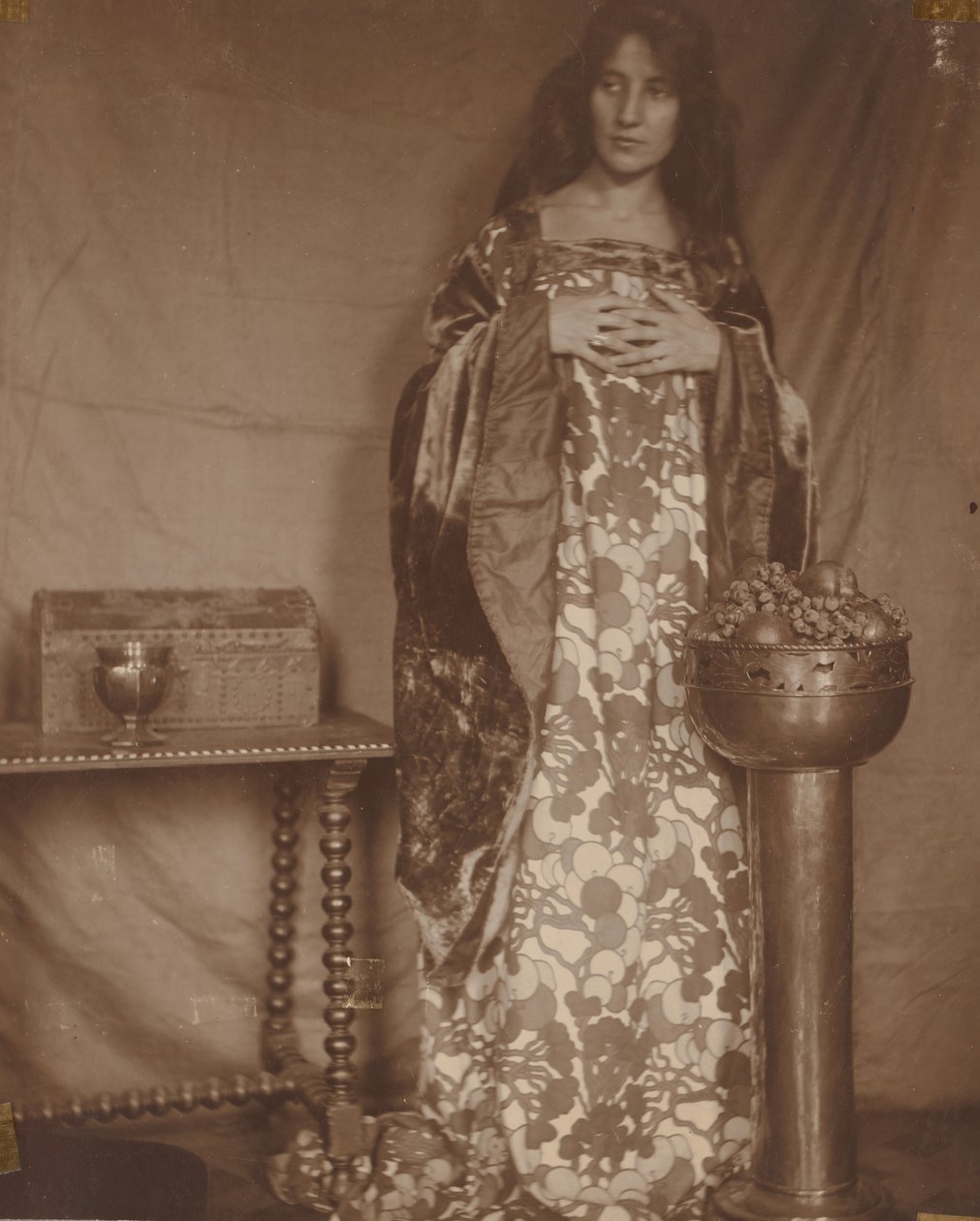 Porträt von Alice Dieudonne Chase, ca. 1906 von Alice Gerson Chase