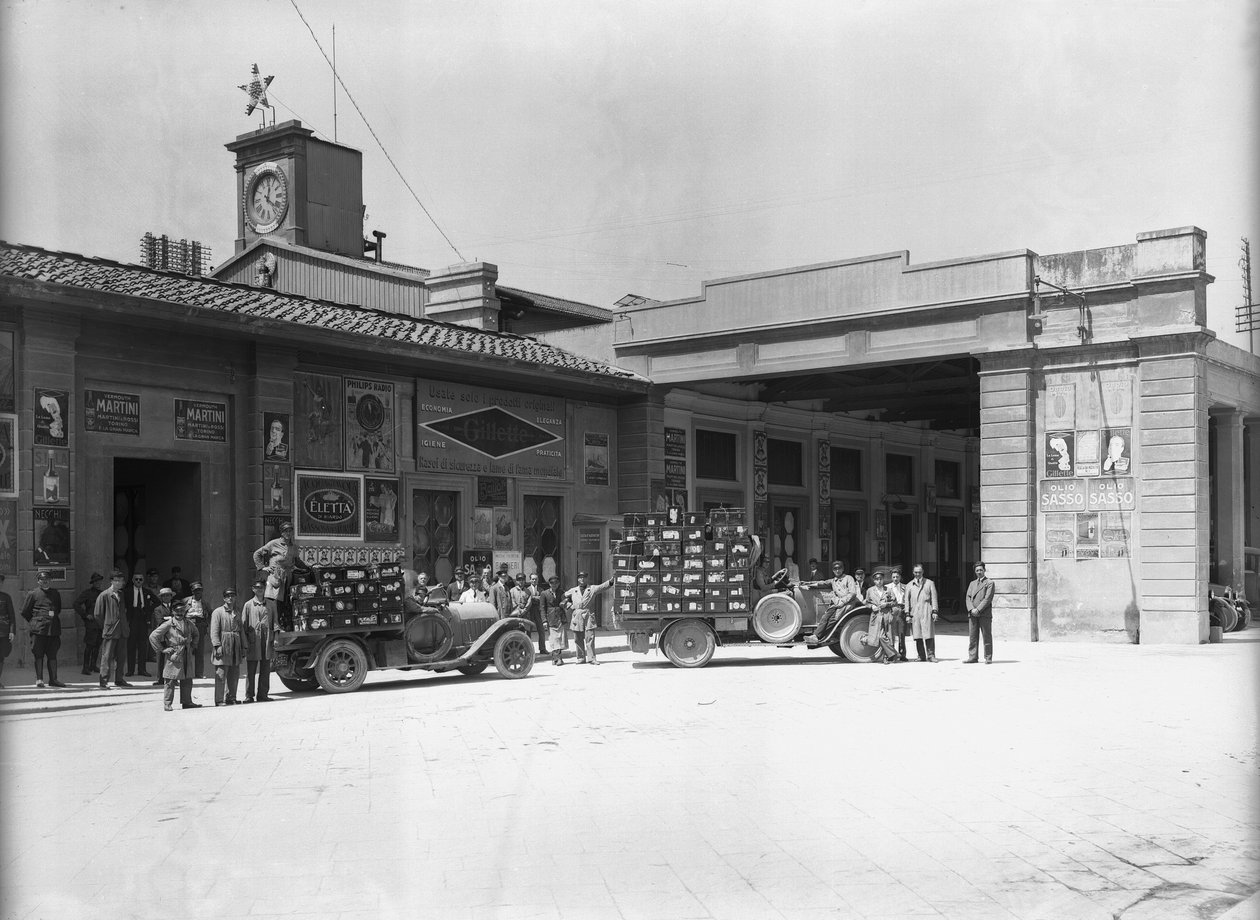 Träger vor dem Bahnhof, entworfen von Enrico Maria Antonia Present (an der Stelle, wo der neue Bahnhof Santa Maria Novella steht), Florenz (s/w Foto) von Fratelli Alinari
