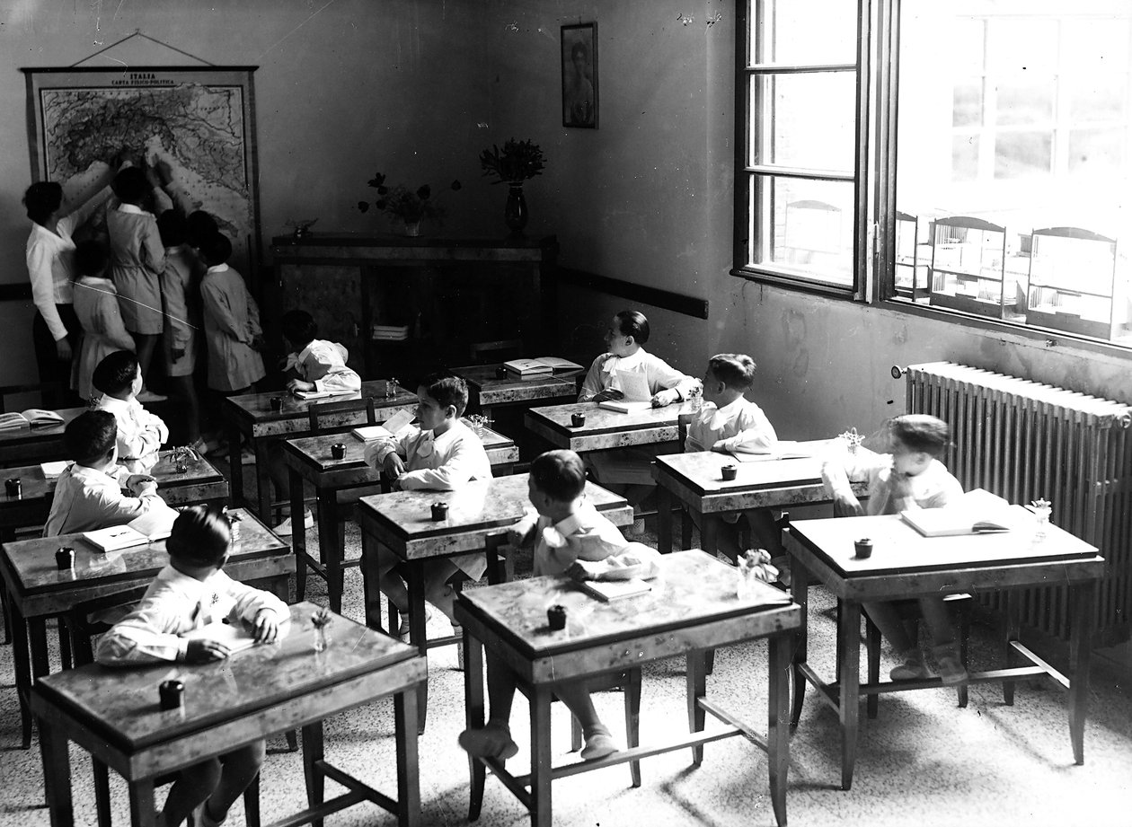 Villa Rosa Maltoni Mussolini: Jungen im Klassenzimmer von Fratelli Alinari