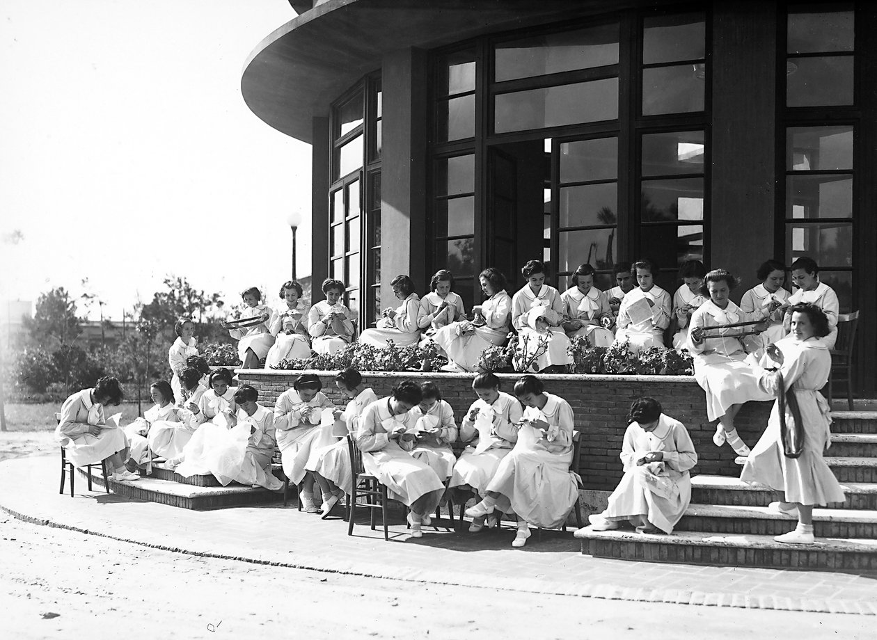 Villa Rosa Maltoni Mussolini: Schülerinnen während einer Nähstunde im Freien (s/w Foto) von Fratelli Alinari