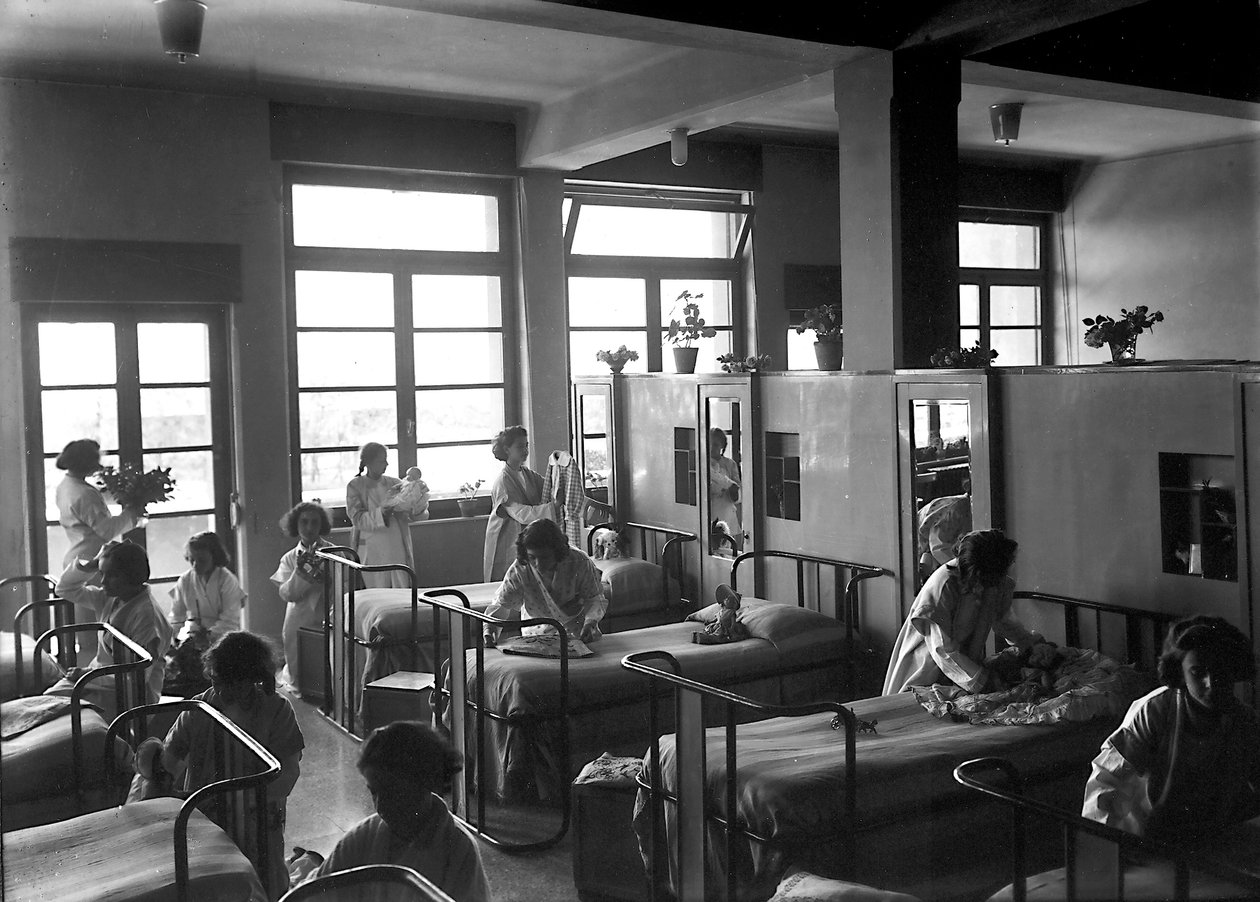 Villa Rosa Maltoni Mussolini: Schülerinnen beim Aufräumen ihrer Schlafzimmer von Fratelli Alinari