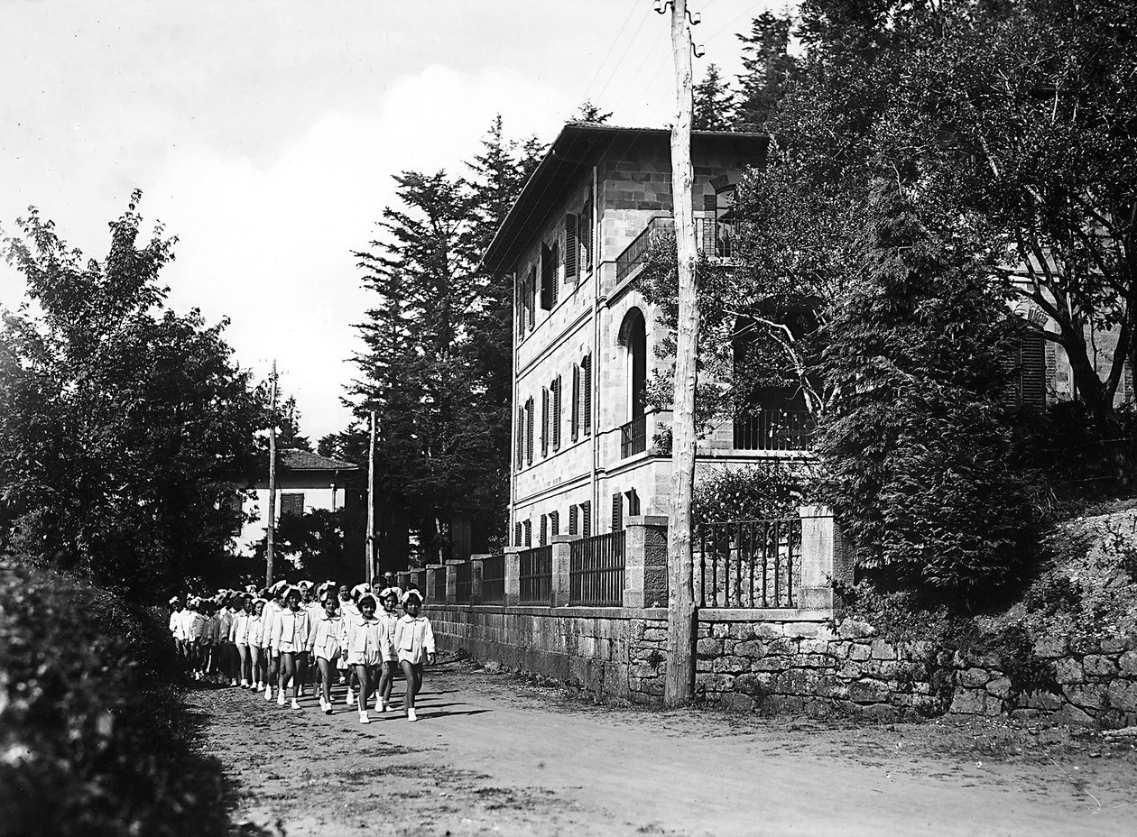 Villa Rosa Maltoni Mussolini: Junge Schülerinnen beim Spaziergang von Fratelli Alinari