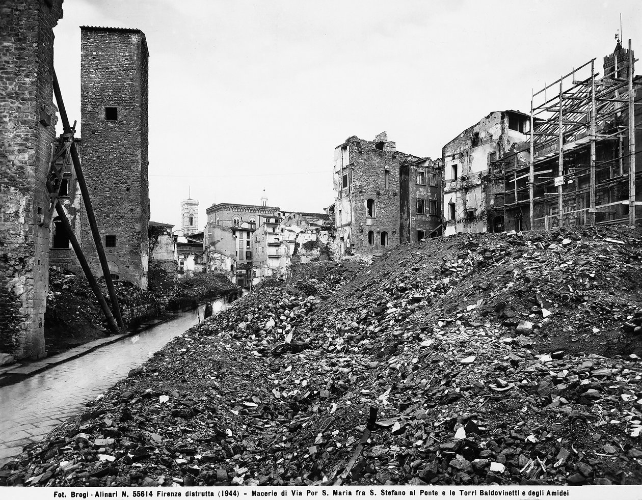 Zweiter Weltkrieg: Blick auf die Trümmer in der Via Por Santa Maria zwischen Santo Stefano al Ponte und den Türmen der Baldovinetti und Amidei in Florenz nach dem Bombenangriff. Dieses Foto war früher Teil der Brogi-Sammlung, gehört aber jetzt zur Alinari- von Fratelli Alinari