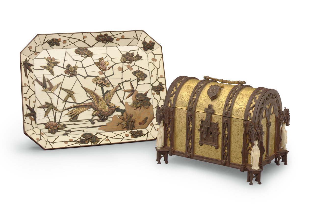 Teller, Marketerie von Ferdinand Duvinage, und gotisches Revival-Schmuckkästchen, beide ca. 1880 von Alphonse Gustave Giroux