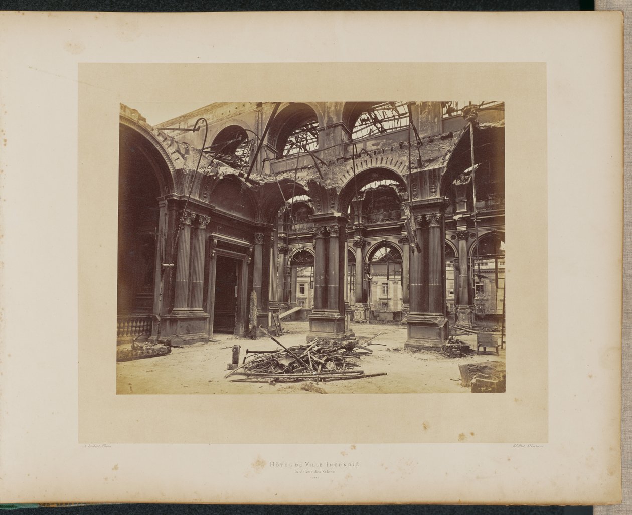Hôtel de Ville in Brand. Eingang der Salons. von Alphonse J. Liébert