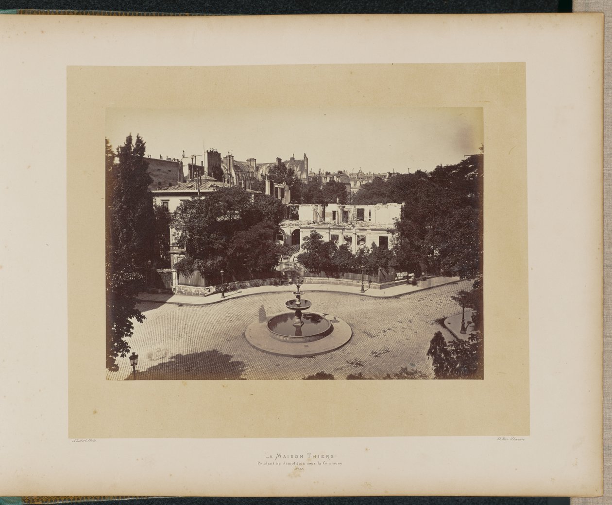 Das Haus Thiers während des Abrisses, unter der Kommune. von Alphonse J. Liébert