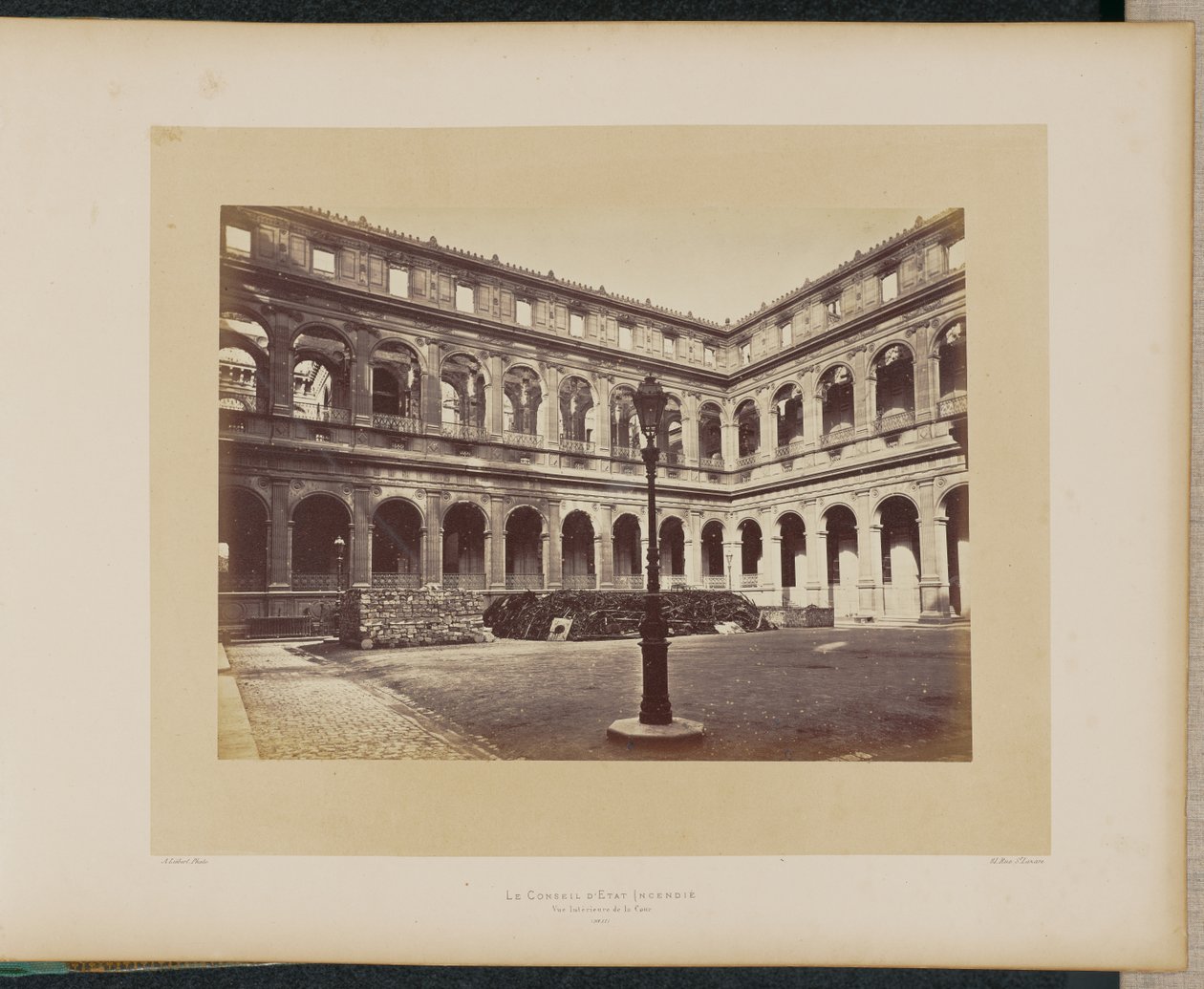 Der niedergebrannte Staatsrat. Innenansicht des Hofes. von Alphonse J. Liébert