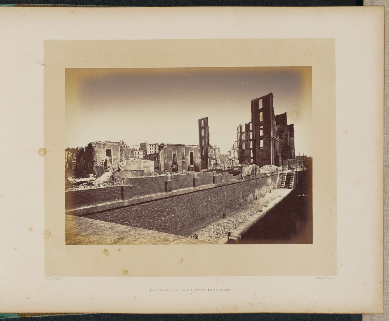 Die Docks von La Villette in Flammen von Alphonse J. Liébert