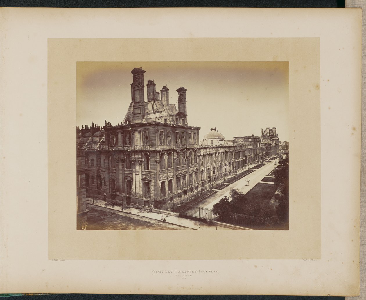 Palais des Tuileries in Brand. Gesamtansicht. von Alphonse J. Liébert