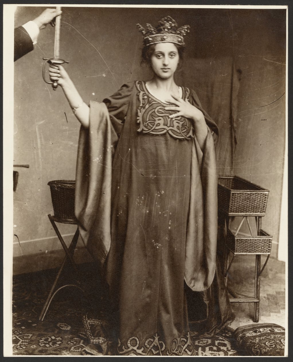 [Weibliches Modell mit Krone und Schwert] von Alphonse Maria Mucha