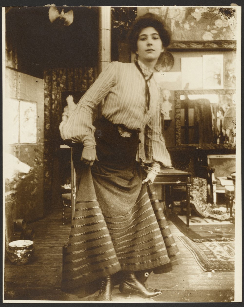 Weibliches Modell in gestreifter Bluse und langem Kleid, Paris von Alphonse Maria Mucha