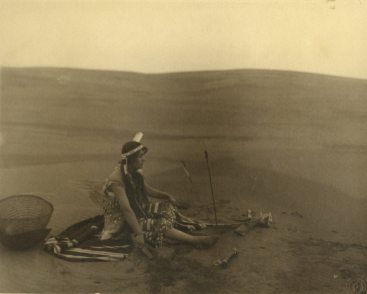 Eine sitzende indianische Frau von American Photographer