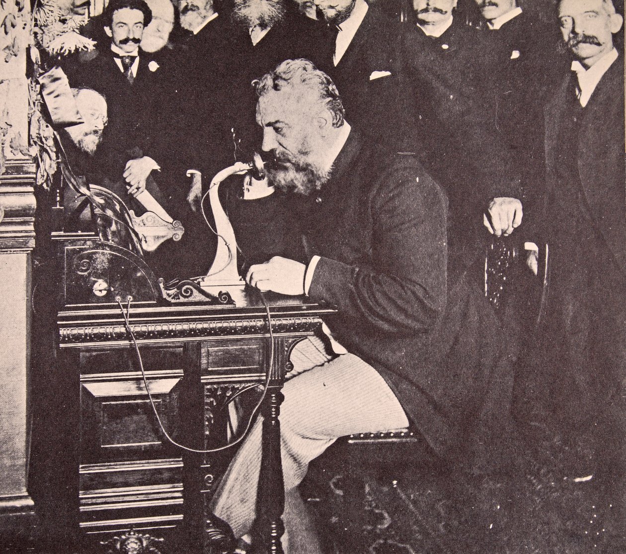 Alexander Graham Bell beim ersten Anruf zwischen New York und Chicago, 1892 von American Photographer