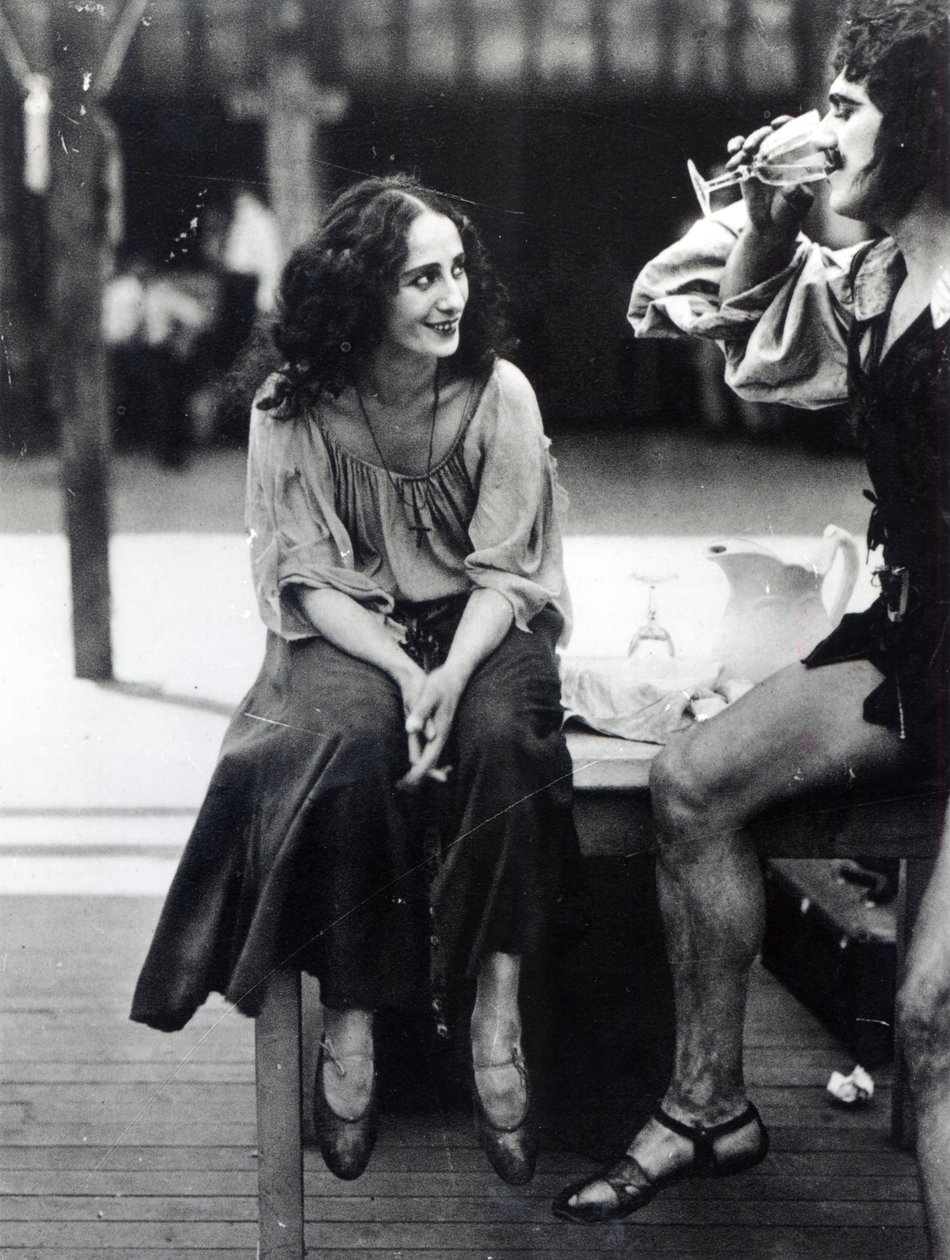 Anna Pavlova als Fenella in einer Szene aus dem Film 