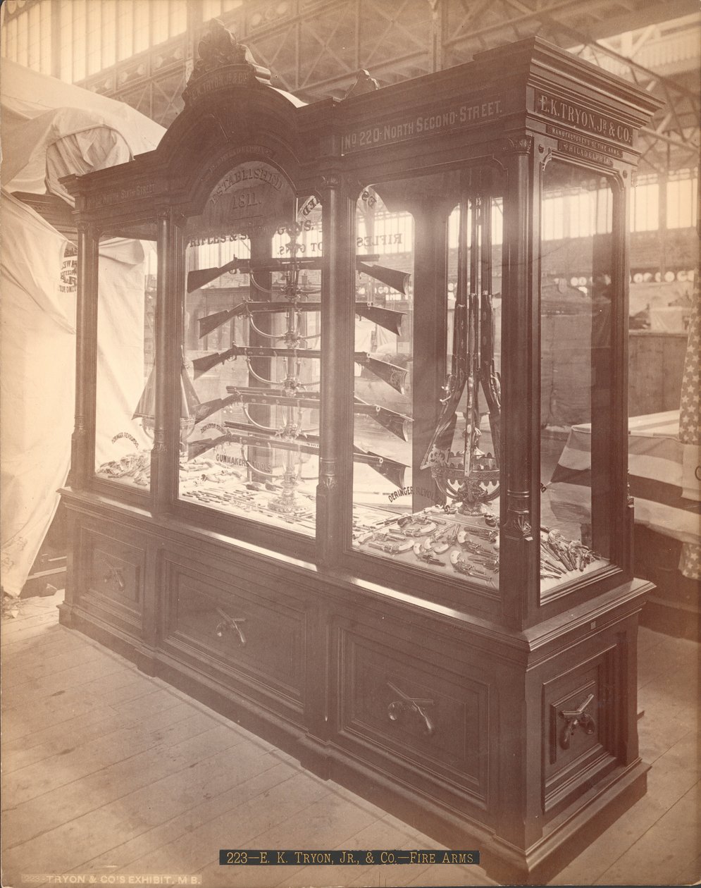 E.K. Tryon Jr. und Co. Feuerwaffen, Philadelphia Centennial Exposition, 1876 (Albuminabzug) von American Photographer