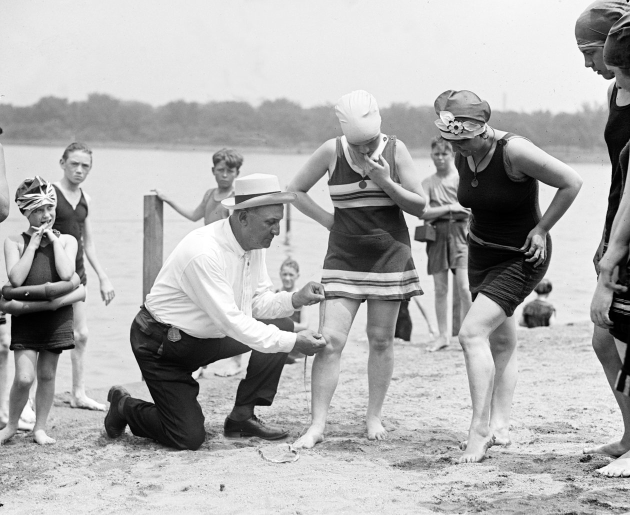 Messung von Badeanzügen, um 1922 von American Photographer
