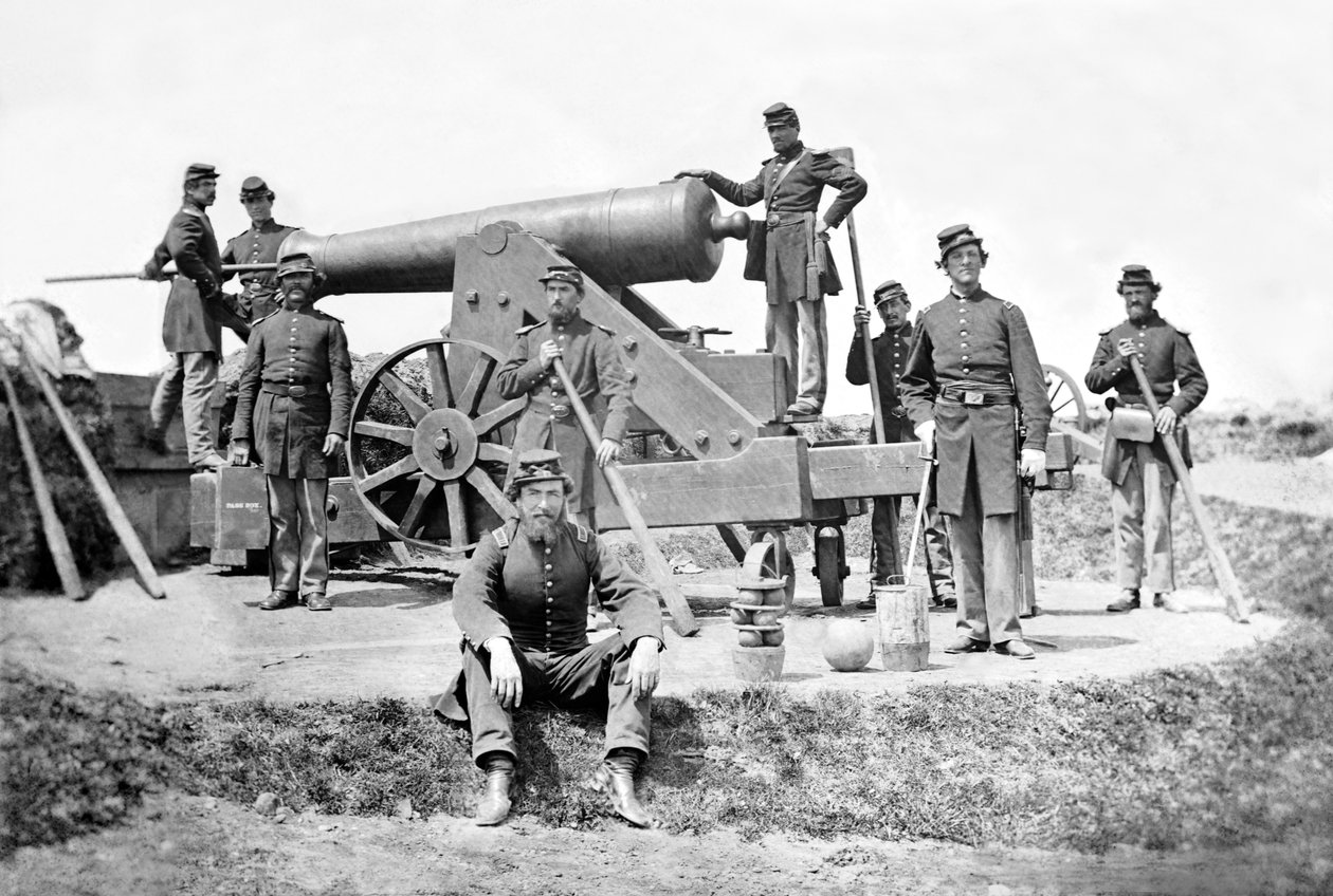 New Yorker Artilleristen mit einem schweren Geschütz in Fort Corcoran, Frühling 1862 von American Photographer