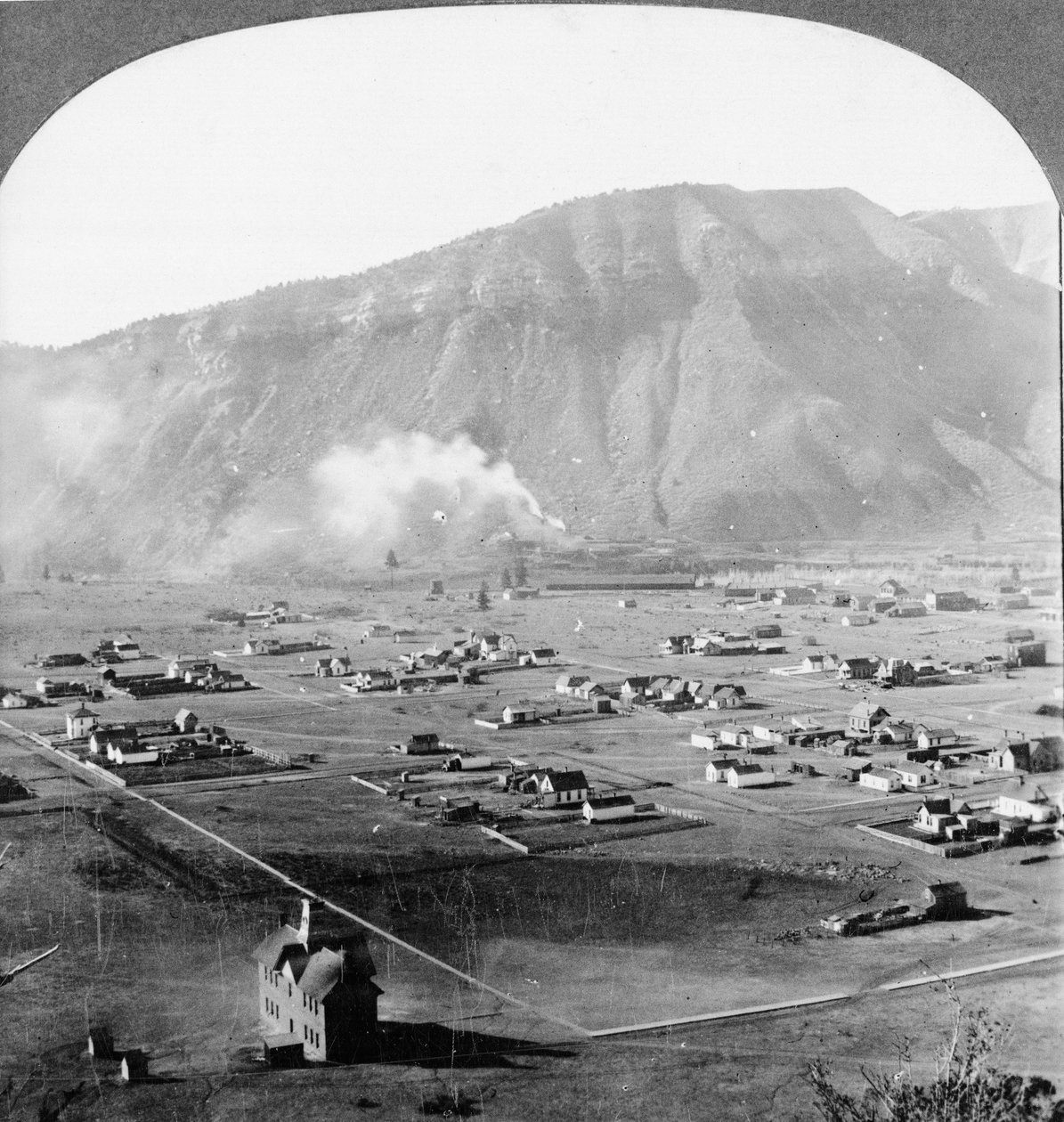 Überblick über Durango, Colorado, mit Bergen in der Ferne von American Photographer