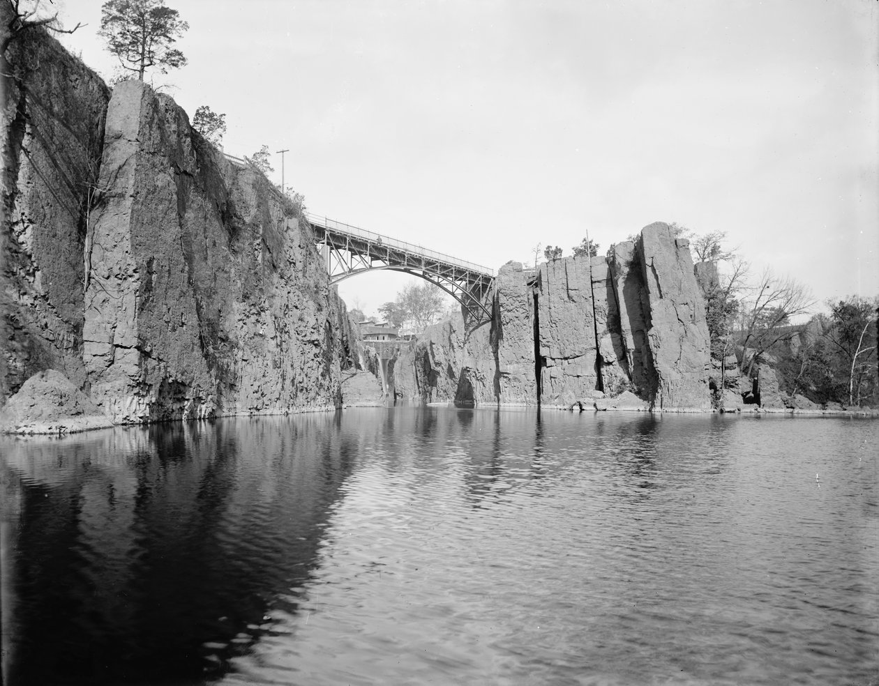 Passaic Falls, 1890-1901 von American Photographer