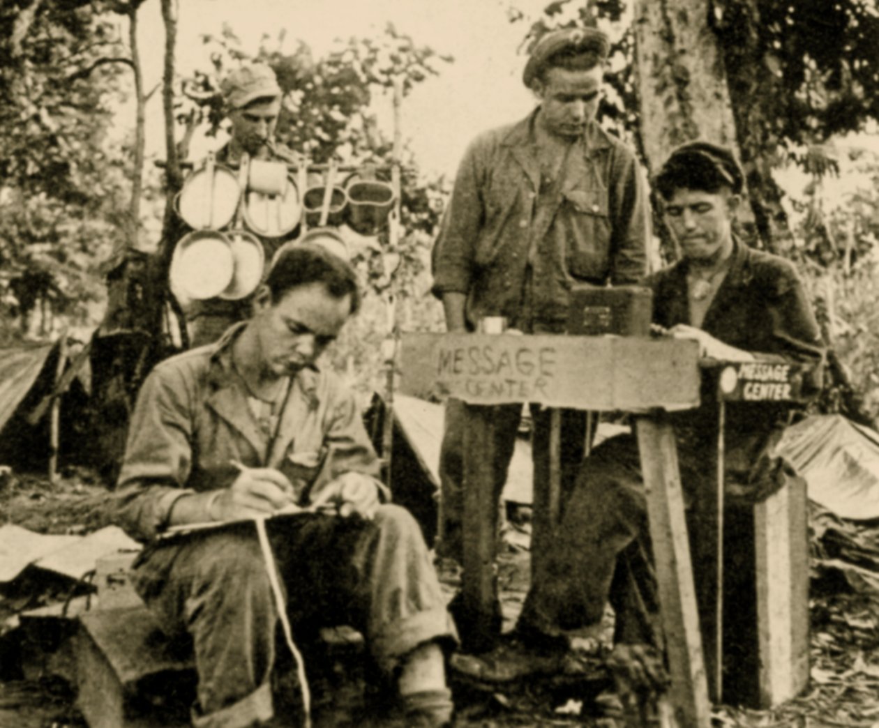 US-Truppen lernen Kryptographie, Tarawa, Papua-Neuguinea, Juni 1943 von American Photographer