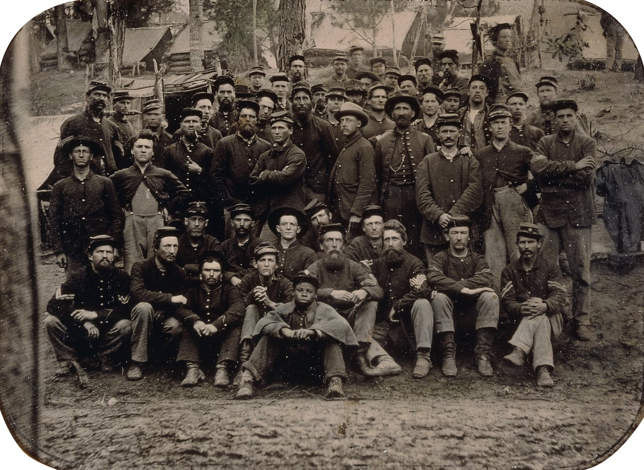 Eine vollständige Kompanie von Blaujacken im Winterquartier, ca. 1861-1865 von American Photographer