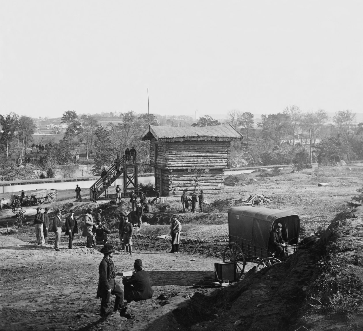 Blockhaus in der Nähe von Fort Haggerty an der Arlington Ridge Road, Virginia, bewacht die Aquäduktbrücke, um 1862 von American Photographer